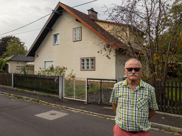 Siedlungsvereins-Obmann Walter Fastlabend vor dem Bau im Hütterland, der bald einem zweigeschossigen Neubau weichen soll. 