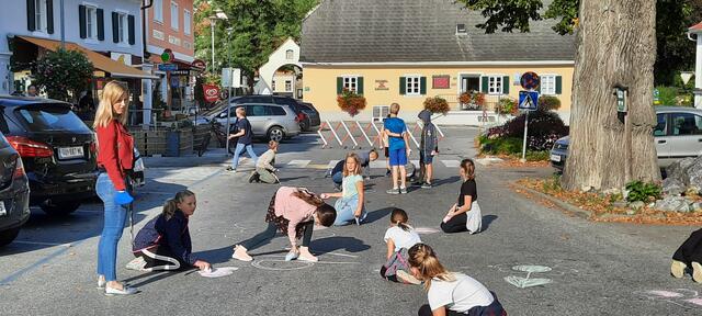 Blühende Straße dank der Volksschulkinder in Semriach