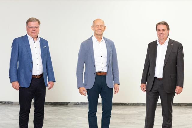 Landesobmann und WKNÖ-Präsident Wolfgang Ecker und WBNÖ-Direktor Harald Servus gratulieren Herbert Gutscher zur Wahl als Fachgruppen-Obmann