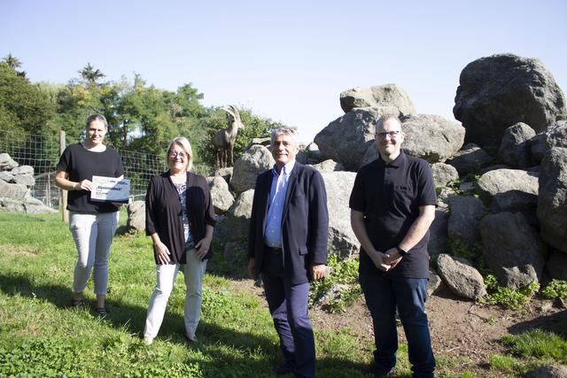 Von links: Barbara Laher vom Tierpark Altenfelden, Bezirksparteiobfrau und Landtagsabgeordnete Ulrike Wall, Klubobmann Herwig Mahr und Markus Kraml, Ortsparteiobmann FPÖ Altenfelden. | Foto: FPÖ Rohrbach