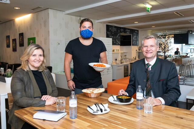 Internationale Küche: René Horvath (Mitte) vom "Kostes" servierte Gebhard Falzberger und Martina Maros-Goller den Freitagslunch.
