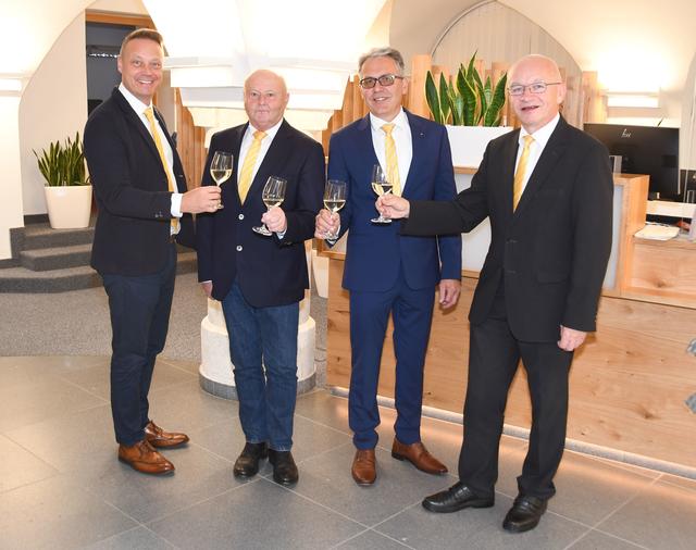 Direktor Adi Feichtinger, Aufsichtsratsvorsitzender Ing. Hermann Lechner, Obmann Leo Hofbauer-Schmidt und Direktor Hannes Rauscher (von links) stoßen auf das tolle Jahresergebnis 2019 an.