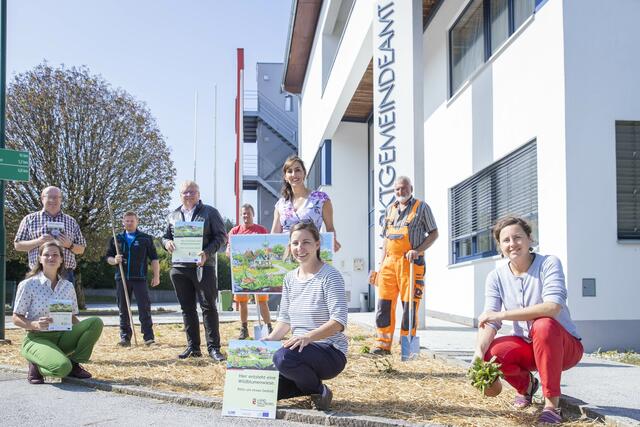 Natur in der Gemeinde zu Besuch in Obertrum im Bild: Lisa Fichtenbauer, Bernhard Seidl, Bernhard Gruber, Bürgermeister Simon Wallner, Günther Strasser, Landesrätin Maria Hutter, Astrid Glück, Peter Feichtner, Carolin Klar.