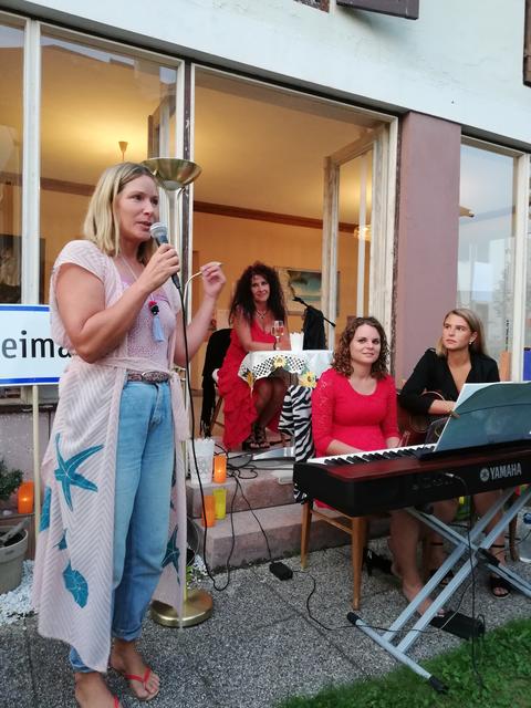 Gastgeberin Ulrike Kofler mit Autorin Christa Drussnitzer und den Sängerinnen Nina Fercher und Maria Allmann.