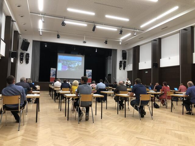 Der Perger Gemeinderat tagt Corona-bedingt in der Turnhalle.