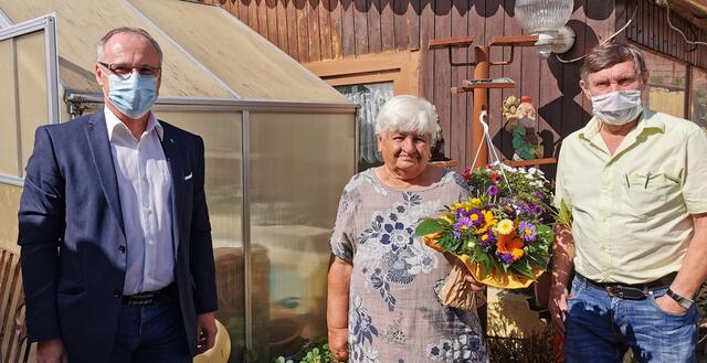 80. Geburtstag am 3. Oktober 2020 – Steluca GECA
Foto: Bgm. Josef Kohl, Jubilarin Steluca Geca, Vizebgm. Johann Becher

Drösing
  | Foto: Foto: Gemeinde