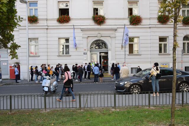 Mehr als 500 Jobsucher kamen ins Simmeringer Amtshaus.
