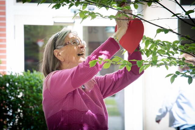 Besucher müssen sich anmelden und Masken tragen, Daten werden erfasst. Damit die Bewohner der Häuser zum Leben geschützt sind, verschärfen die Pensionisten-Wohnhäuser wieder ihre Corona-Regeln.  | Foto: KWP/Bruckner