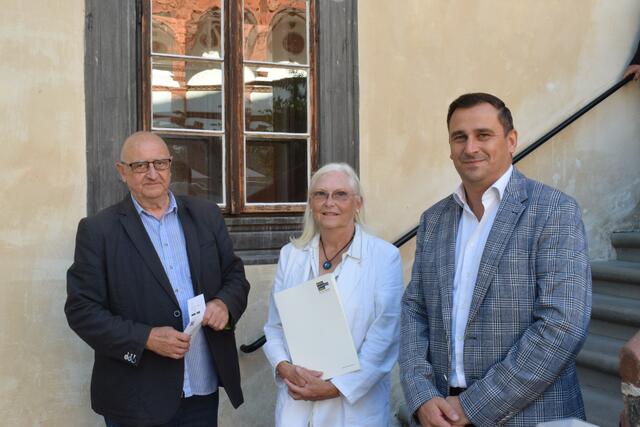 Lehrgangsleiter Gerhard Floßmann, Absolventin Ingrid Hoffmann und Harald Froschauer, Geschäftsführer Museumsmanagement Niederösterreich.
