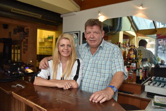 Eine Ära geht zu Ende: Peter Bacher – im Bild mit seiner langjährigen Mitarbeiterin Petra Schwaiger – schließt sein Café Corso ab Samstag für immer.