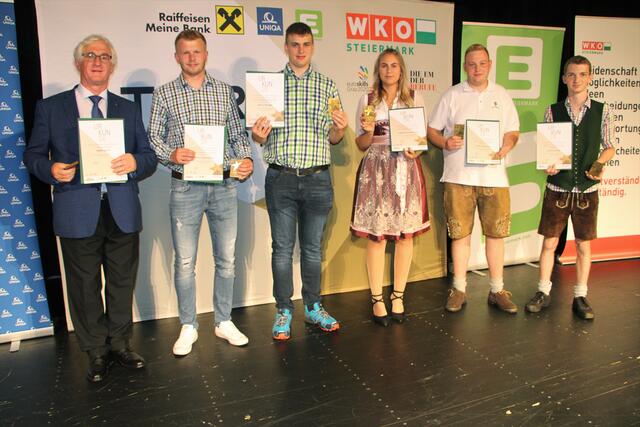 Geschäftsführer Markus Horn mit seinen ausgezeichneten Lehrlingen Marco Pretterhofer, Marko Paunger, Celine Kerschenbauer, Patrik Königshofer und Matthias Höller (v.l.).