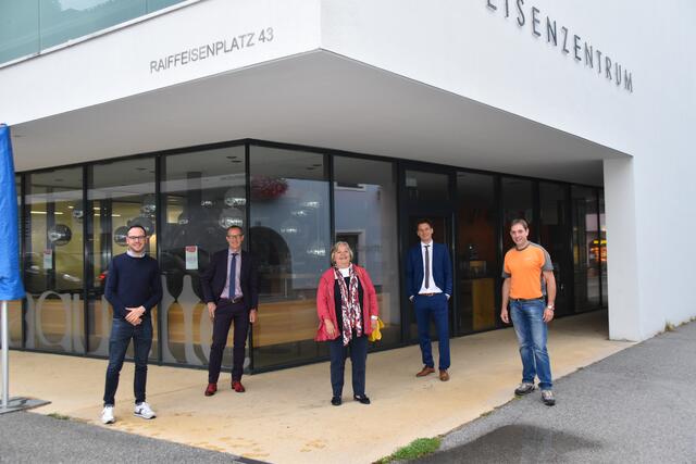 Einige bauliche Adaptierungen sind noch nötig, dann wird durchgestartet! Initiator Patrick Geir, Raiba-Dir. Erich Nagele, Genussspechte-Obfrau Gabi Gatscher, Raiba-GL Jürgen Penz und Aste-Chef Toni Aste (v.l.) freuen sich schon!