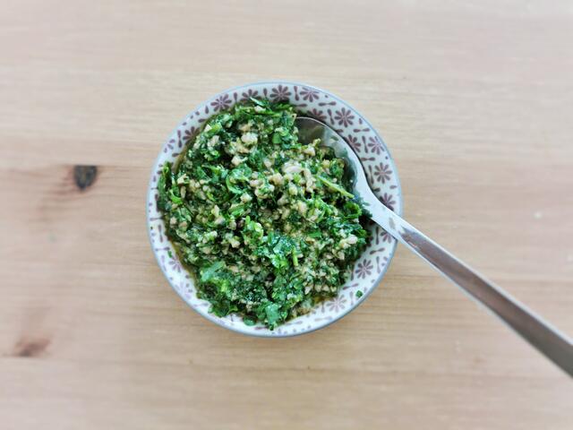 Petersilienpesto als Topping für die Karottensauce | Foto: Katrin Ebetshuber