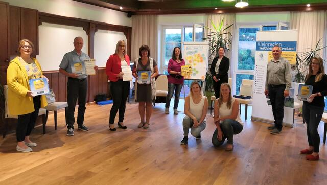 Michaela Klamert, Rene Zabransky, Petra Irk, Anneliese Haslinger, Veronika Müller, Michaela Gerstmayr, Tamara Lackner, Martina Fuchs, Bürgermeister Franz Heiderer und Conny Renner. | Foto: Waldviertler Kernland