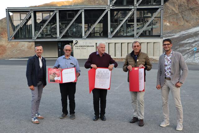 WK-Bezirksstellenleiter Otmar Ladner (li.) und WK-Bezirksobmann Michael Gitterle (re.) überreichten Sepp Lenz, Eugen Larcher und Hans Rubatscher (v.li.) das Ehrendiplom der Wirtschaftskammer. 