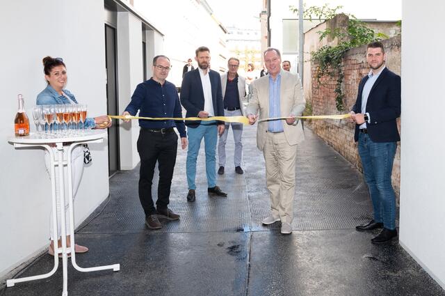 Durchgang eröffnet: ACW-Assistentin Lisa Baumhackl, ACW-GF Reinhard Pacejka, Architekt Sebastian Soukup, IG-Control-GF Ilan Giuli, Bezirksvorsteher Franz Prokop und ACW-Projektleiter Lukas Huisbauer (v.l.)