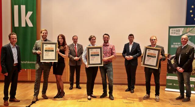 "Vifzack 2020": FH-Rektor Peter Granig, Andreas Koitz und Lisa Marie Schaden, Johann Mößler, Nicole und Hans-Peter Huber, Martin Gruber, Heimo Oberauner und Josef Steiner (von links) | Foto: LK/Wajand