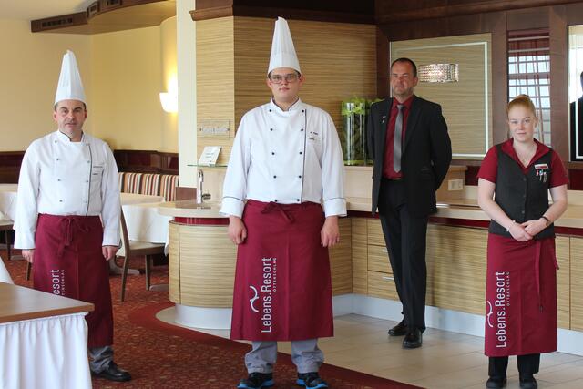 Lehrabschluss (v.l.n.r.): Küchenchef Franz Grünstäudl, Marcel Nimpf, Serviceleiter Wolfgang Kiesenebner und Sarah Zimmel. | Foto: Lebens.Resort Ottenschlag