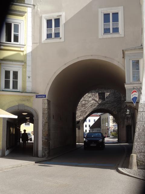 1970 sollte eine Ampel den zunehmenden Verkehr am Linzer Tor in Schärding regeln. Doch soweit gekommen ist es nie. | Foto: Rudolf Lessky