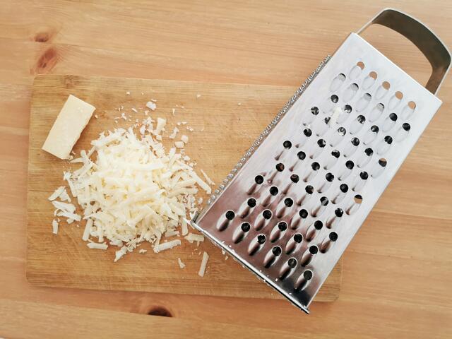 geriebener Parmesan verfeinert die Sauce | Foto: Katrin Ebetshuber