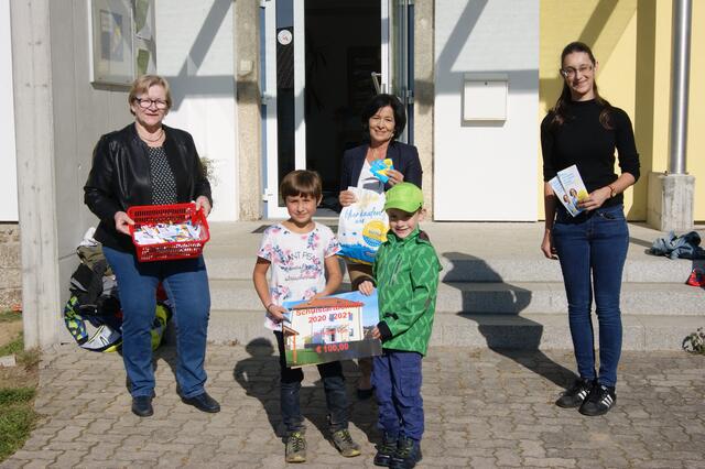 Gemeinderätin Eva Müller, Jeschko Rania, Bürgermeisterin und Landtagsabgeordnete Margit Göll, Elias Prager und Gemeinderätin Sophia Fragner