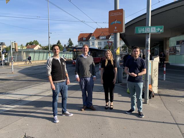 Jakob Valenta, Harald Mader, Andrea Grabner und Sebastian Mühlbauer (v.l.) setzen sich für eine bessere Beschilderung ein. | Foto: JVP Wien