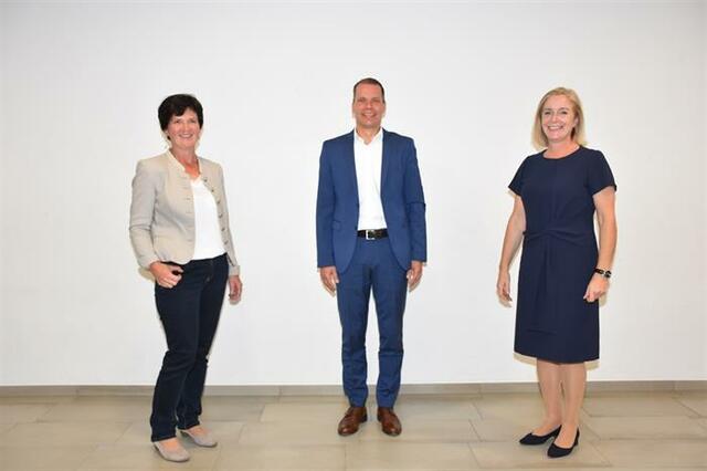 Vizebürgermeisterin Hildegard Höretzauer, Bürgermeister Günther Großauer und Bezirkshauptfrau Carmen Breitwieser (v. l.).