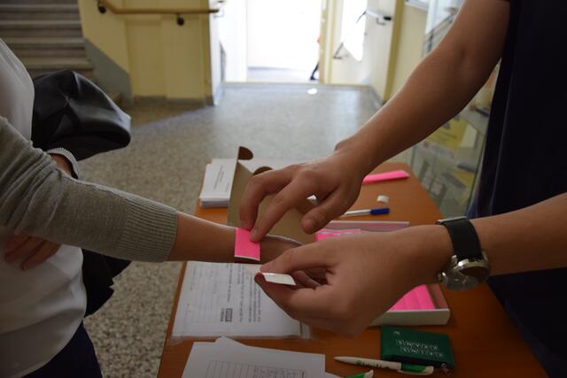 Jeder Jobsuchende bekommt ein Band ums Handgelenk.