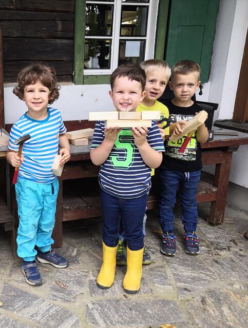 Die Kinder des Kindergartens Eibiswald West zeigen Kreativität beim Basteln und Bauen mit Holz.