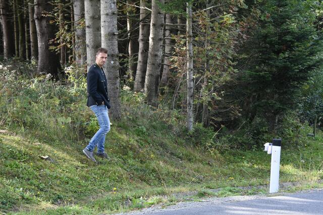 Auch Menschen, die sich der Straße nähern, werden von dem Warnsystem erkannt und warnen die Autofahrer.