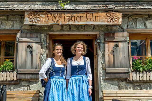 Entlang des "Kulinarischen Almspaziergangs" warten zahlreiche Einkehrmöglichkeiten und tolle Ausblicke in die Gasteiner Bergwelt (im Bild Lisa Loferer und Theresa Gschwandtner vom TVB Bad Gastein).  | Foto: Ronny Katsch