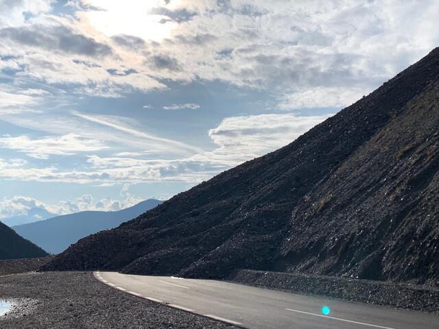 Die Hahntennjochstraße wurde auf Höhe der Maldon-Alm meterhoch verschüttet.