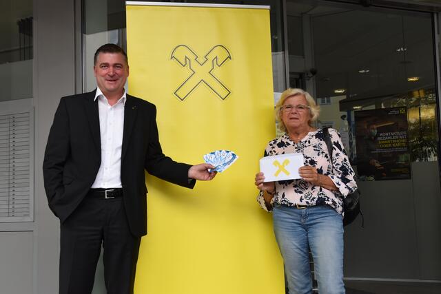 Stefan Versal von der Raiffeisenbank Reutte mit der glücklichen Gewinnerin Angelika Ernst.