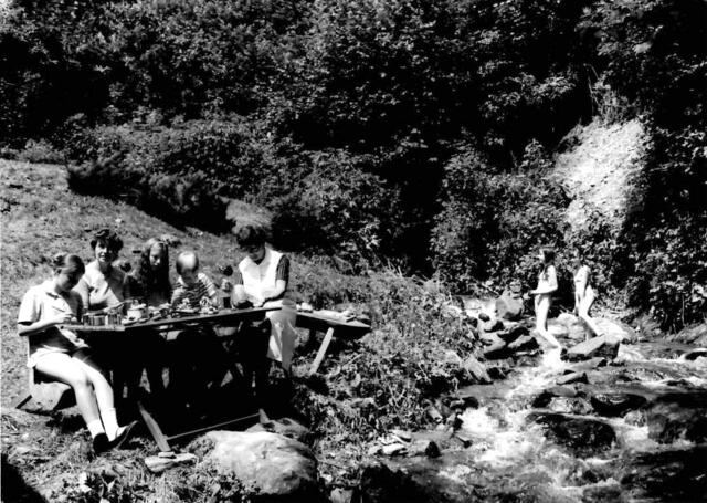 Ein Bild aus den frühen 70ern: Hermi Grießer mit Kindern beim Steine bemalen am Gießbach.
