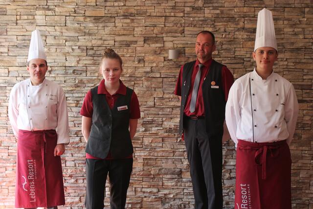 Neue Lehrlinge (v.l.n.r.): Küchenchef Franz Grünstäudl, Mara Barth, Serviceleiter Wolfgang Kiesenebner und Gregor Dunkl.