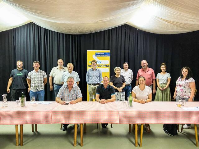 VP-Ortsparteivorstand: Karl Bauer, Erwin Pojer, Sonja Spalt (vorne) Josef Karpf, Josef Zöchmeister, Gerhard Steyrer, Franz Kitzweger, Jan Hauswirth, Hermine Deli, Marcus Malloth, Martin Schmid, Maria Reithmayer, Claudia Hofbauer (hinten)