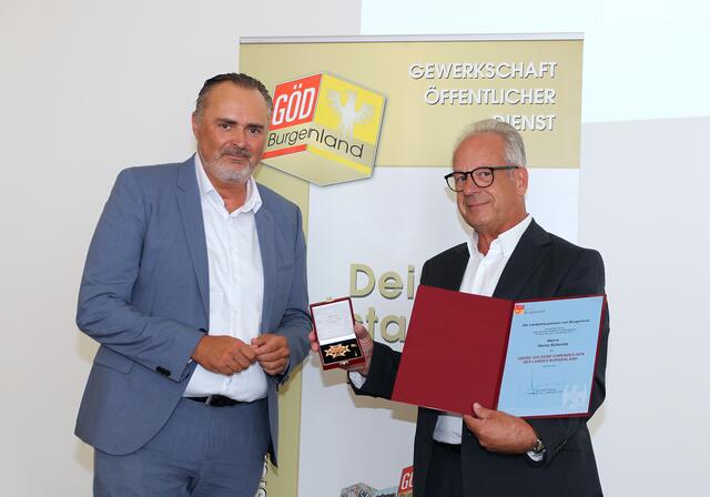 Landeshauptmann Hans Peter Doskozil (links) überreichte KRAGES-Zentralbetriebsrat Heinz Kulovits das Große Goldene Ehrenzeichen des Landes Burgenland.