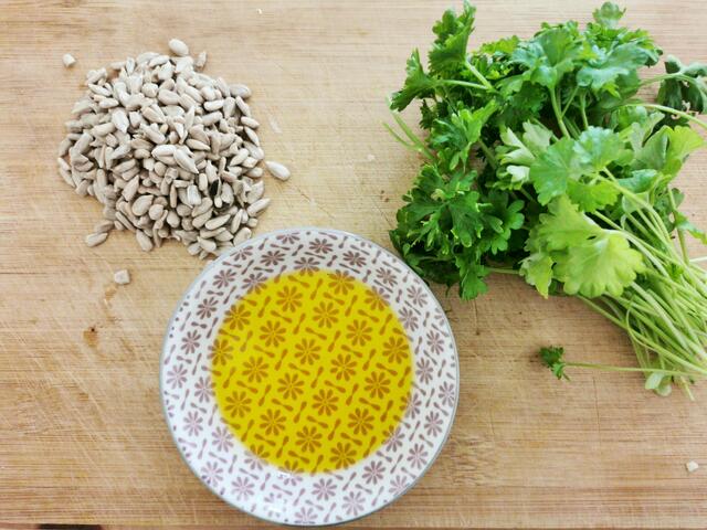 Aus Petersilie, Sonnenblumenkernen, Rapsöl, Salz und Pfeffer wird ein schnelles Pesto gemixt. | Foto: Katrin Ebetshuber