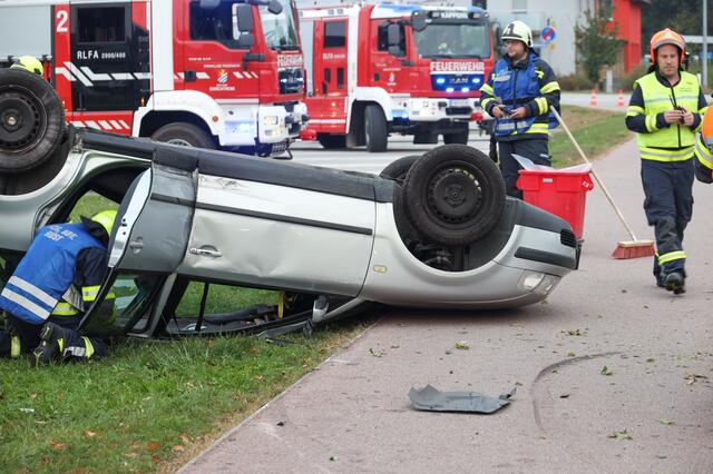 Beim Unfall überschlug sich das Auto und blieb am Dach liegen.