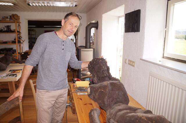Peter Hartl lässt die Passionsfiguren wieder "auferstehen".