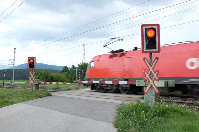 Um diesen Bahnübergang geht es. Hier könnte eine Fußgänger-Unterführung angelegt werden, vorausgesetzt die ÖBB spielen mit und die Kostenverteilung passt.