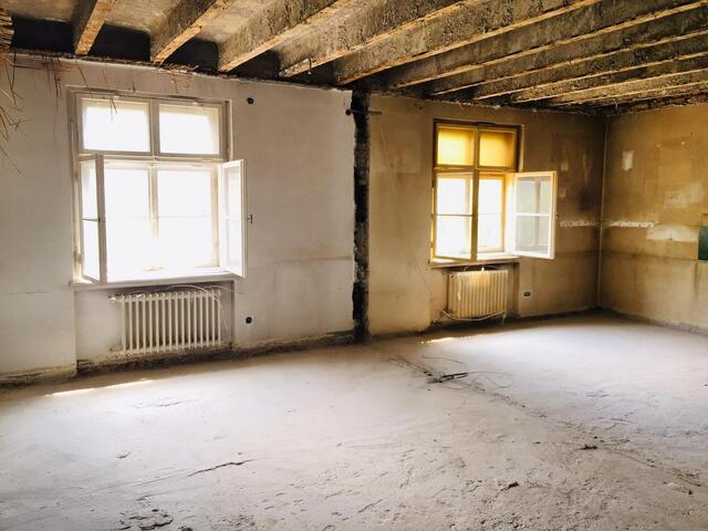 Haydnplatz 5: Die ausgehöhlten Zimmer waren jahrelang in diesem Zustand. Endlich wird mit der Sanierung begonnen.