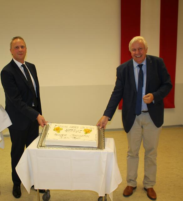 Bildungsdirektor Johann Heuras überreichte die Ernennungsurkunde und gratulierte dem frisch gebackenen Hofrat Direktor Jürgen Kürner.