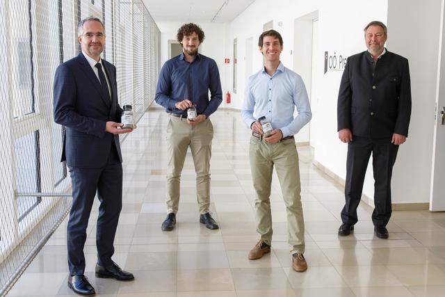 Vivatis-Vorstandsvorsitzender Gerhard Hackl, Michael Forster, Simon Weinberger (beide Gründer Ecofly) und Friedrich Hausberger (TKV OÖ-Geschäftsführer, v. l.) | Foto: Vivatis