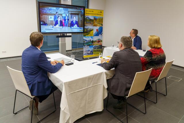 Besondere Zeiten erfordern besondere Maßnahmen: Partnerschaftstreffen zwischen Mariazellerbahn und Rhätischer Bahn. LR Ludwig Schleritzko, GF Barbara Komarek, Mariazellerbahn Dienststellenleiter Anton Hackner und Gernot Hierner (Leiter Marketing &amp; Vertrieb Niederösterreich Bahnen) trafen virtuell auf die Partner in der Schweiz.  | Foto: NB/Bollwein