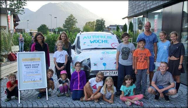 Ein Bürgermeister ohne Auto: In Münster verzierten die Kinder vom Kletterteam des Alpenvereins Münster in der Mobilitätswoche das "stehengebliebene" Auto des Bürgermeisters.