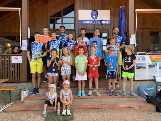 Glückliche Gesichter bei der Siegerehrung des Kinder- und Jugendturniers des TC Mondsee. | Foto: sageschreibe.at