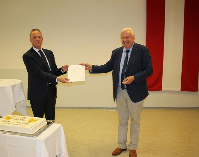 Bildungsdirektor Johann Heuras überreichte Hofrat Jürgen Kürner die Ernennungsurkunde und gratulierte. | Foto: privat