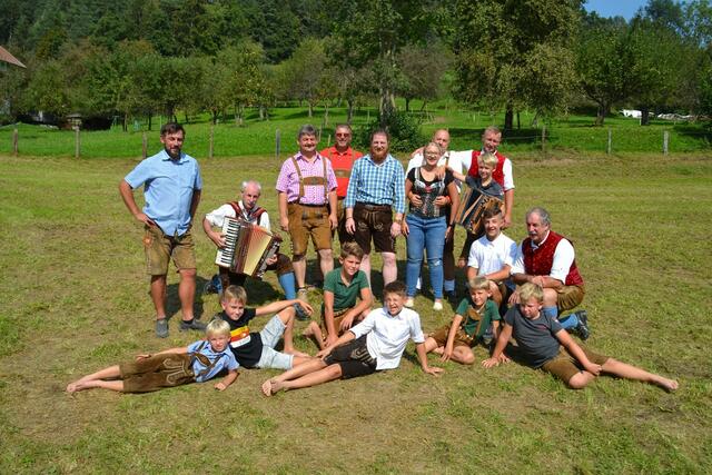 Feierten Kirchtag in Lendorf: Christian Grutschnig, Christian Hohenberger, Walter Steinwender, Josef Baumgartner, Patrick Pacher, Viktoria Baumgartner, Rudolf Krainer, Lukas Grutschnig, Hannes Grutschnig
Lanzinger, Florian Grutschnig, Niklas Hubmann, Felix Krainer, Maxi Hubmann, Moritz Krainer, Julian Grutschnig und Gottfried Hohenberger