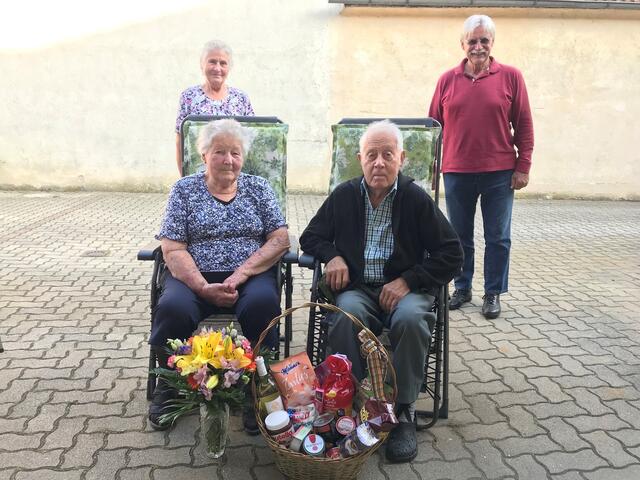 Am 19.09.2020 haben Frieda und Paul Haidinger die Diamantene Hochzeit gefeiert.
Am Bild stehend von li.n.r.: Elfriede Kohl (Senioren), Bürgermeister Hermann Gindl
Am Bild sitzend von li.n.r.: Frieda und Paul Haidinger

Hohenruppersdorf
 
 | Foto: Marktgemeinde Hohenruppersdorf